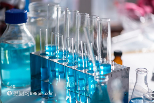 科学家在化实验室测试天然产品提取石油和生物燃料溶液